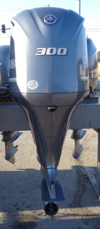 PRE-OWNED 2020 F300 300HP 25" YAMAHA F300XCA 4-STROKE OUTBOARD MOTOR - Used Outboards